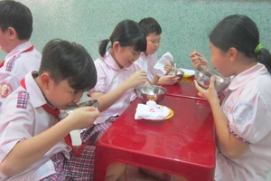 TPHCM: Kiến nghị tăng mức thu tiền ăn bán trú để đảm bảo chất lượng dinh dưỡng cho học sinh