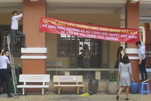 Giáo viên treo băng rôn yêu cầu làm rõ vấn đề tài chính tại Trường THPT Trần Quang Khải 