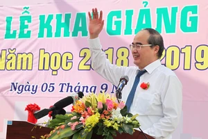 Bí thư Thành ủy TPHCM phát biểu trong lễ khai giảng tại trường THPT Gia Định (quận Bình Thạnh, TPHCM). Ảnh: HOÀNG HÙNG