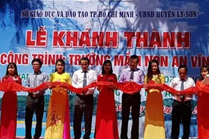 Đại diện Sở GD-ĐT TPHCM và UBND huyện Lý Sơn cắt băng khánh thành Trường Mầm non An Vĩnh