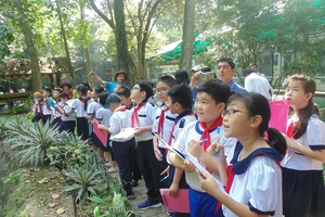 Học sinh Trường Tiểu học Nguyễn Bỉnh Khiêm (quận 1) hào hứng tham gia tIết học ngoài nhà trường