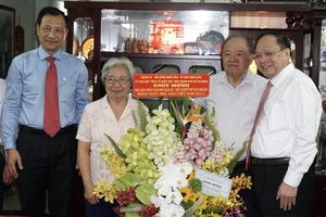 Lãnh đạo TPHCM thăm nhà giáo nhân kỷ niệm Ngày Nhà giáo Việt Nam 20-11 