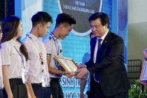 Thứ trưởng Bộ GD-ĐT Nguyễn Hữu Độ trao giải nhất cho các thí sinh. Ảnh: HOÀNG HÙNG