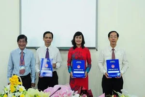 Bà Nguyễn Thị Yến Trinh (áo dài đỏ) tại lễ nhận quyết định bổ nhiệm hiệu trưởng Trường THPT chuyên Lê Hồng Phong vào năm 2014.