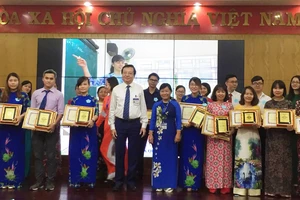 Giám đốc Sở GD-ĐT TPHCM Lê Hồng Sơn (áo trắng, thứ 5 từ trái qua) trao bằng khen cho 31 giáo viên dạy giỏi cấp TP hệ giáo dục thường xuyên.