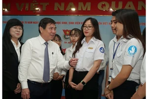 Đồng chí Nguyễn Thành Phong, Chủ tịch UBND TPHCM trò chuyện cùng học sinh, sinh viên. Ảnh: HOÀNG HÙNG