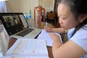 Em Phạm Thúy Hiền, học sinh Trường THCS Quang Trung đang học trực tuyến tại nhà. Ảnh: HOÀNG HÙNG