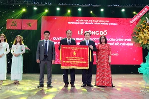 Trường Đại học Văn hóa TPHCM nhận cờ thi đua của Chính phủ và chứng nhận kiểm định chất lượng giáo dục