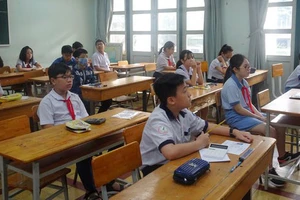 Học sinh tham gia khảo sát tại điểm thi Trường THPT chuyên Trần Đại Nghĩa vào sáng 25-7