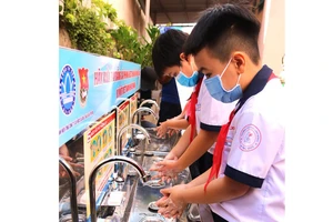 TPHCM: Tặng 100 máy rửa tay sát khuẩn tự động cho các trường tiểu học và THCS