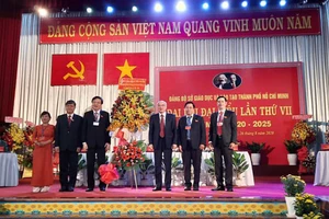 Đồng chí Phan Nguyễn Như Khuê đại diện Ban chấp hành Đảng bộ TP trao tặng lẵng hoa chúc mừng đại hội