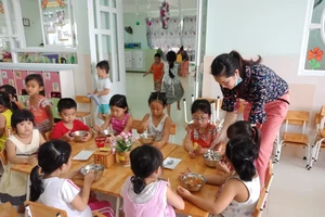 Các bé Trường Mầm non Khu chế xuất Tân Thuận trong giờ ăn trưa