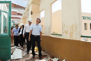 Phó Chủ tịch UBND TPHCM Võ Văn Hoan kiểm tra sự cố tốc mái ở Trường THPT Bình Phú. Ảnh: HOÀNG HÙNG 