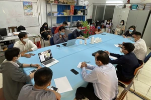 Trường THPT Nguyễn Du họp và quyết định cho học sinh nghỉ học do ảnh hưởng của Covid-19. Ảnh: HOÀNG HÙNG