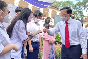 Chủ tịch UBND TPHCM Phan Văn Mãi thăm hỏi các em học sinh tại lễ khai giảng Trường THPT chuyên Lê Hồng Phong, sáng 5-9. Ảnh: HOÀNG HÙNG
