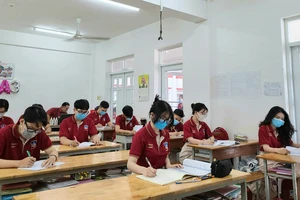 Học sinh Trường THPT Đào Duy Anh (quận 6) trong một giờ học trực tiếp cuối năm học 2020-2021
