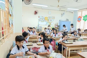 Học sinh Trường Tiểu học Phan Đình Phùng (quận 3) trong giờ ăn bán trú đầu tháng 3-2022