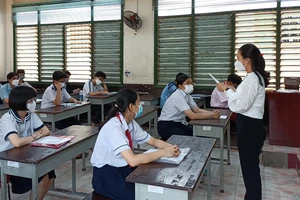 TPHCM: Nhiều thí sinh đi muộn trong ngày làm thủ tục dự thi tuyển sinh lớp 10 