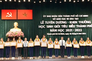  Phó Chủ tịch UBND TPHCM Dương Anh Đức và Giám đốc Sở GD ĐT TPHCM Nguyễn Văn Hiếu chúc mừng các học sinh tại lễ tuyên dương khen thưởng. Ảnh: CAO THĂNG