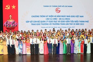 Lãnh đạo TPHCM gặp gỡ 636 nhà giáo tiêu biểu nhân kỷ niệm 40 năm Ngày Nhà giáo Việt Nam 