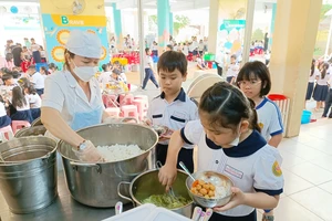 Học sinh Trường Tiểu học Nguyễn Bỉnh Khiêm (quận 1) tham gia ăn bán trú tại trường