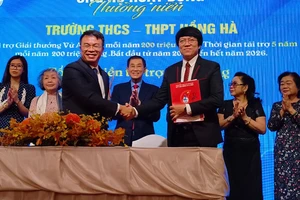 Trường THCS-THPT Hồng Hà ký kết thỏa thuận tài trợ cho Quỹ học bổng Vừ A Dính
