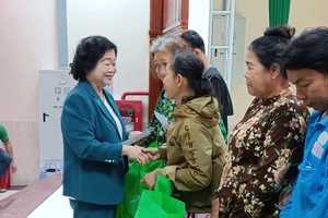 Khám chữa bệnh và trao tặng 500 phần quà tết cho người dân nghèo ở tỉnh Long An