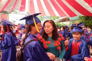 Xúc động khoảnh khắc học sinh Trường Tiểu học Nguyễn Bỉnh Khiêm tri ân thầy cô và bố mẹ