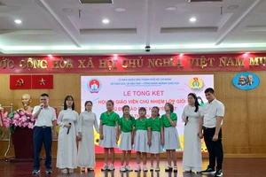 Học sinh Trường Phổ thông đặc biệt Nguyễn Đình Chiểu biểu diễn văn nghệ tại lễ tổng kết Hội thi giáo viên chủ nhiệm lớp giỏi chủ đề giáo dục khuyết tật cấp thành phố năm học 2022-2023