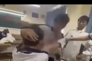 Học sinh đánh nhau tới tấp trong một video clip lan truyền trên mạng xã hội 