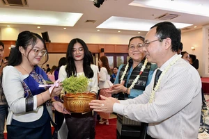 Lãnh đạo TPHCM chiêu đãi sinh viên Lào, Campuchia nhân tết cổ truyền của hai nước 
