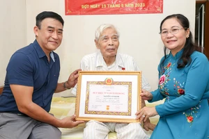 Chủ tịch HĐND TPHCM Nguyễn Thị Lệ trao Huy hiệu Đảng tại quận 5