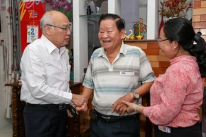 Đồng chí Phan Nguyễn Như Khuê thăm, chúc thọ người cao tuổi tiêu biểu