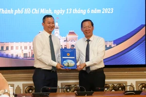 Chủ tịch UBND TPHCM Phan Văn Mãi trao quyết định cho ông Trần Phú Lữ. Ảnh: THẢO LÊ 