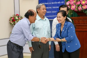 Phó Bí thư Thành ủy TPHCM, Chủ tịch HĐND TPHCM Nguyễn Thị Lệ chào hỏi đồng bào người Hoa tại quận 5. Ảnh: THẢO LÊ 