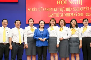 Phó Bí thư Thành ủy TPHCM Nguyễn Thị Lệ chụp ảnh lưu niệm cùng tập thể Bưu điện TPHCM. Ảnh: THẢO LÊ 