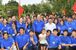 Đoàn đại biểu TPHCM thăm chiến sĩ tình nguyện Mùa hè xanh tại tỉnh Đồng Tháp. Ảnh: VIỆT DŨNG 