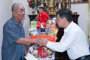 Phó Chủ tịch HĐND TPHCM Nguyễn Văn Dũng thăm thương binh Đinh Công Đắc tại phường Đa Kao. Ảnh: THẢO LÊ 