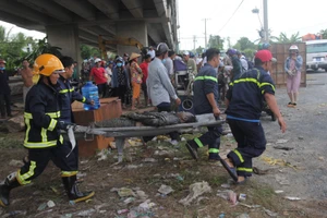 Vụ 2 xe rơi xuống cầu Hàm Luông, thêm 2 nạn nhân tử vong tại bệnh viện