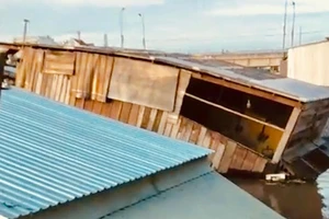  “Hà bá” nuốt chửng 5 căn nhà tại Đồng Tháp