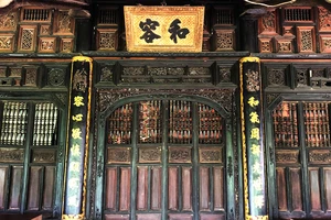 Độc đáo nhà trăm cột bằng gỗ quý tại Đồng Tháp