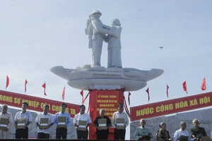 Khánh thành tượng đài tưởng niệm sự kiện tập kết 1954