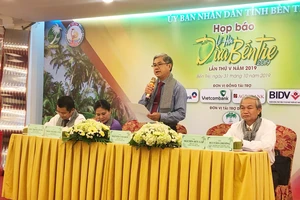 Ông Nguyễn Văn Đức, Phó Chủ tịch UBND tỉnh Bến Tre thông tin tại buổi họp báo