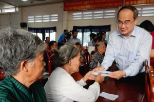 Bí thư Thành ủy TPHCM Nguyễn Thiện Nhân trao quà cho bà con nghèo tỉnh Trà Vinh