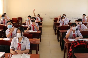 Học sinh lớp 9 Trường THCS Nguyễn Thị Minh Khai (phường 9, TP Cà Mau) phấn khởi khi trở lại lớp học sau thời gian dài nghỉ học để phòng chóng dịch Covid-19