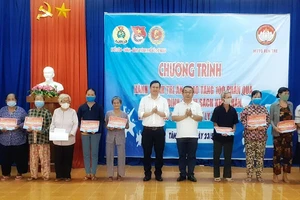 Đồng chí Võ Ngọc Quốc Thuận, Bí thư Đảng ủy Khối Dân – Chính – Đảng TPHCM tặng quà cho gia đình chính sách có hoàn cảnh khó khăn