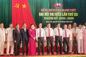 Đồng chí Võ Văn Thưởng (thứ bảy từ trái qua) dự đại hội