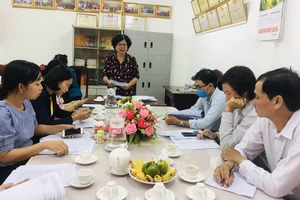 Bà Võ Thị Thanh Nga, Chủ tịch Hội NNCĐDC/DIOXIN TP Cần Thơ thông tin với báo chí về thể lệ tham dự giải, cơ cấu giải thường