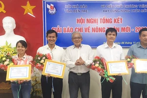 Ông Trần Cao Tư, Chủ tịch Hội Nhà báo tỉnh Bến Tre (giữa) chúc mừng các tác giả có tác phẩm đoạt giải Nhì
