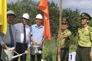 Phó Thủ tướng Thường trực Chính phủ dự lễ phát động trồng 10 triệu cây xanh tại Bến Tre ​